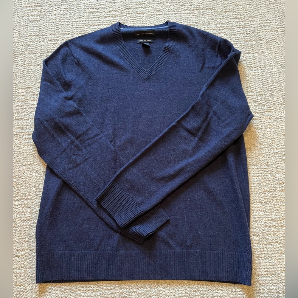 Banana Republic Extra Fine Merino Wool V-Neck Sweater | Size L